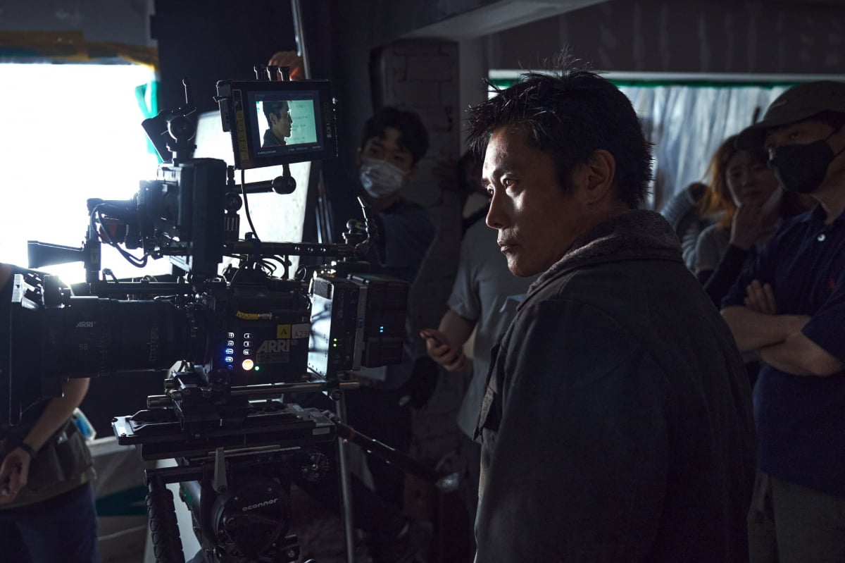 イ・ビョンホンはなぜM字ヘアスタイルに挑戦したのか「コンクリートユートピア」