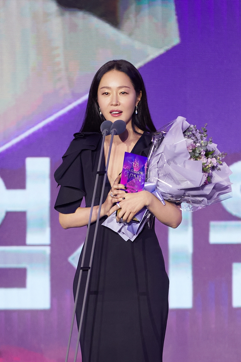Uhm Ji-won, as expected of an actor... APAN STAR AWARDS Excellence Award