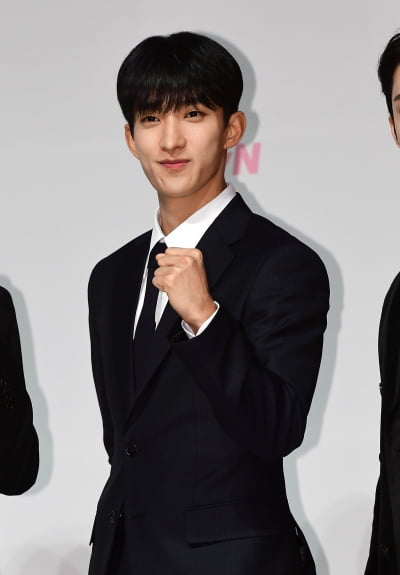 [TEN포토]세븐틴 도겸 '파이팅 넘치는 부석순 다음여행자 추천'