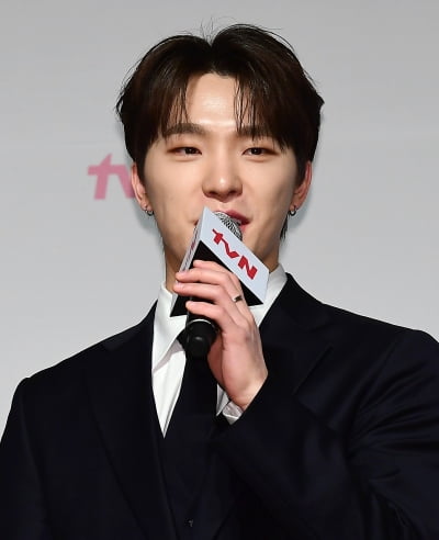 [TEN포토]세븐틴 디노 '만취 상태로 나PD와 나나투어 떠나'