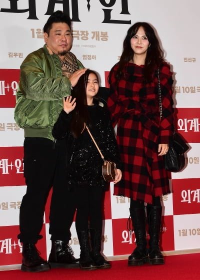 [TEN포토]레이먼킴-김지우 부부 '가족과 함께 영화관 나들이'
