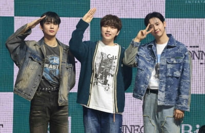 [TEN포토]B1A4 '2년 2개월만에 컴백'