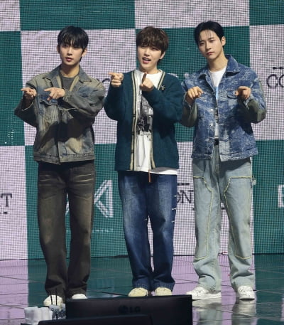 [TEN포토]B1A4 '타이틀곡 'REWIND'로 돌아왔어요'