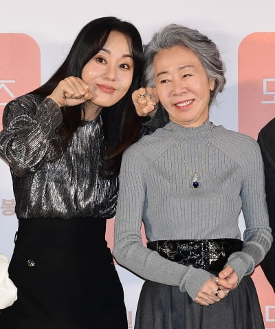 [TEN포토]김윤진 '윤여정 선생님 앞에서 귀엽게'