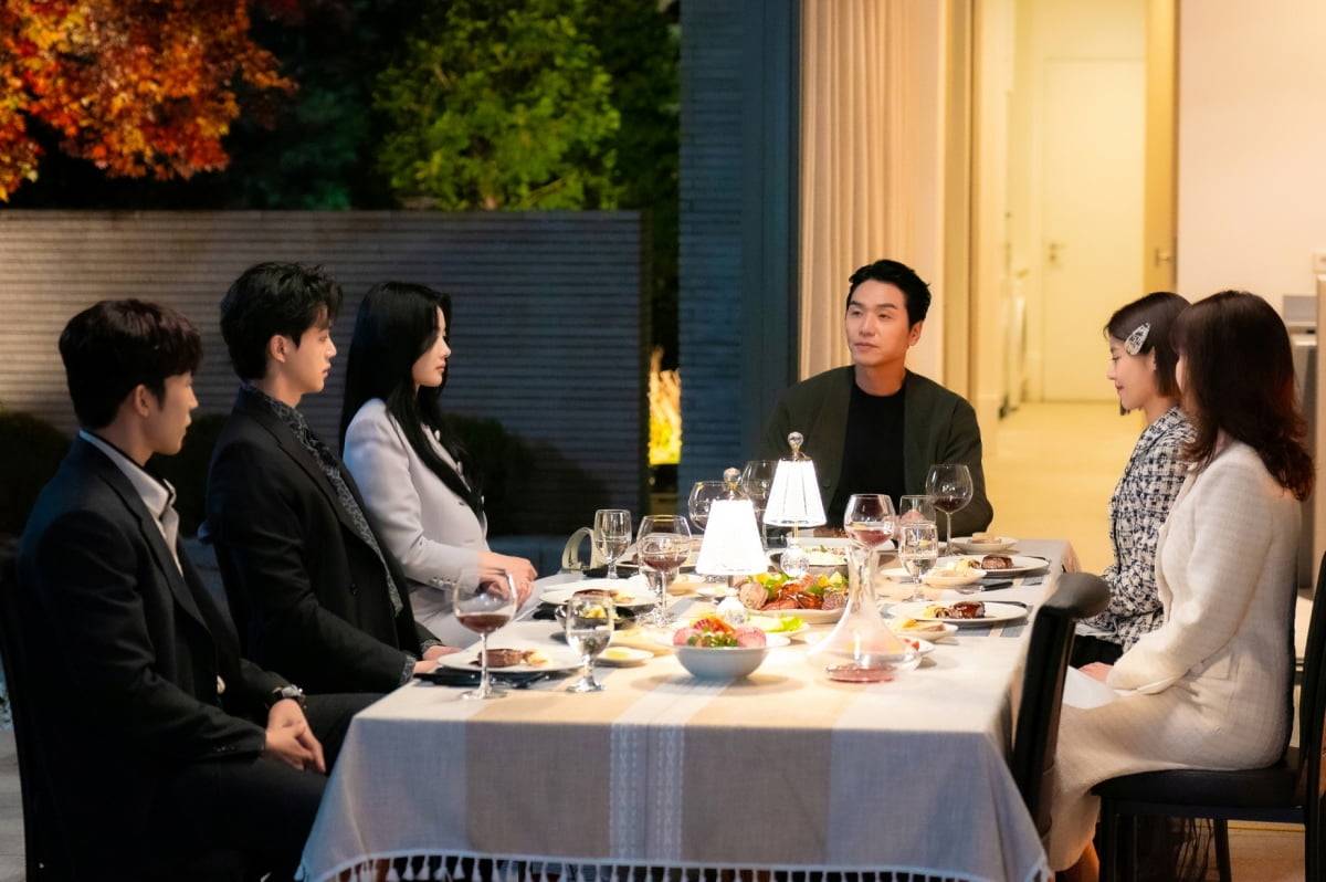 キム・ユジョン、ソンガンと未来グループの家族の夕食に出席