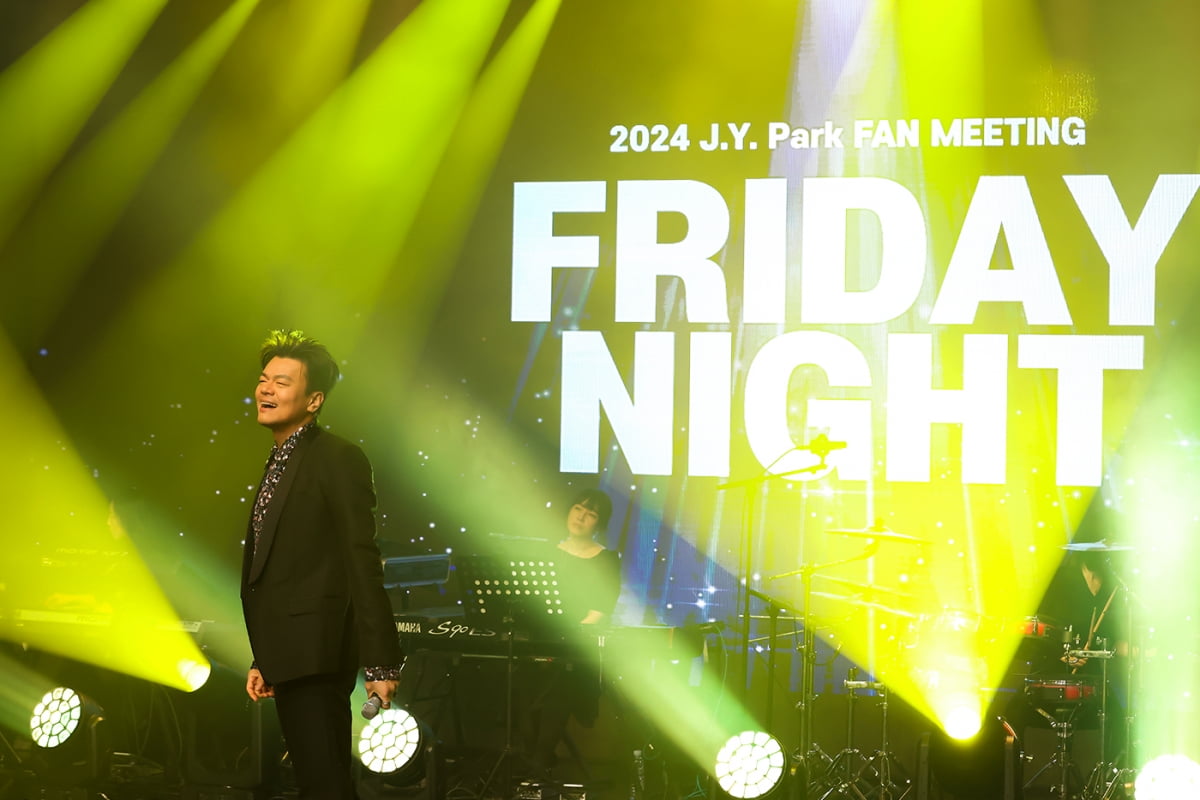 JYP Park Jin-young welcomes the new year with fan meeting ‘FRIDAY NIGHT’
