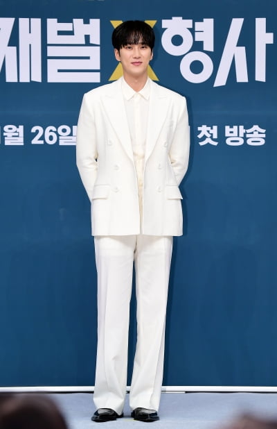 [TEN포토]안보현 '화려한 화이트'