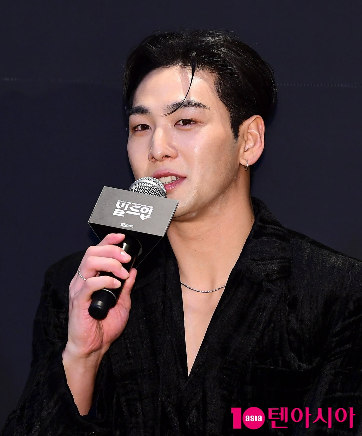 Baekho, a chic manly man... deep handsomeness