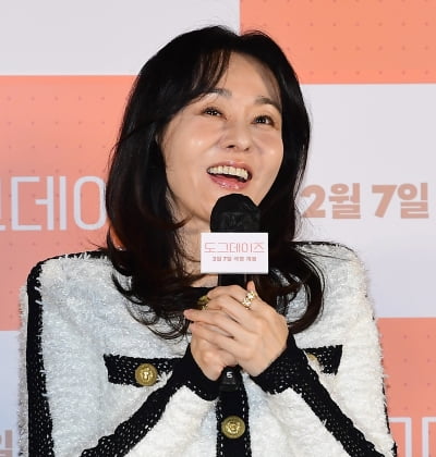 [TEN포토]김윤진 '따뜻한 영화 보러오세요'