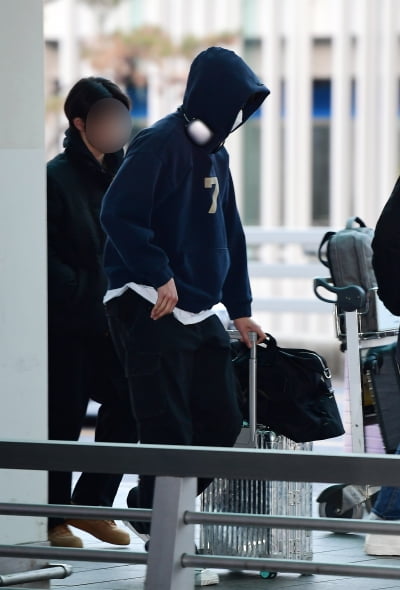 [TEN포토]로운 '직접 캐리어 끌고 출국'