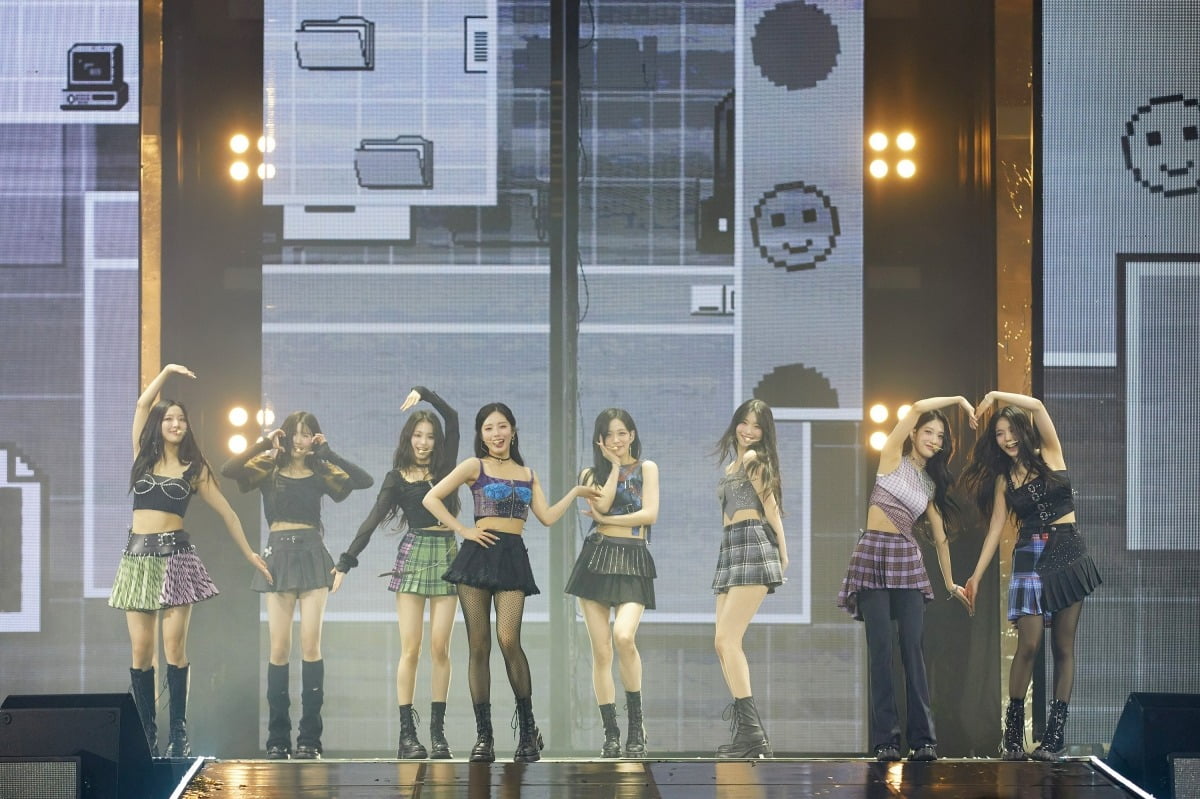 Fromis_9 proved their true value at the concert with a full 160-minute set list.