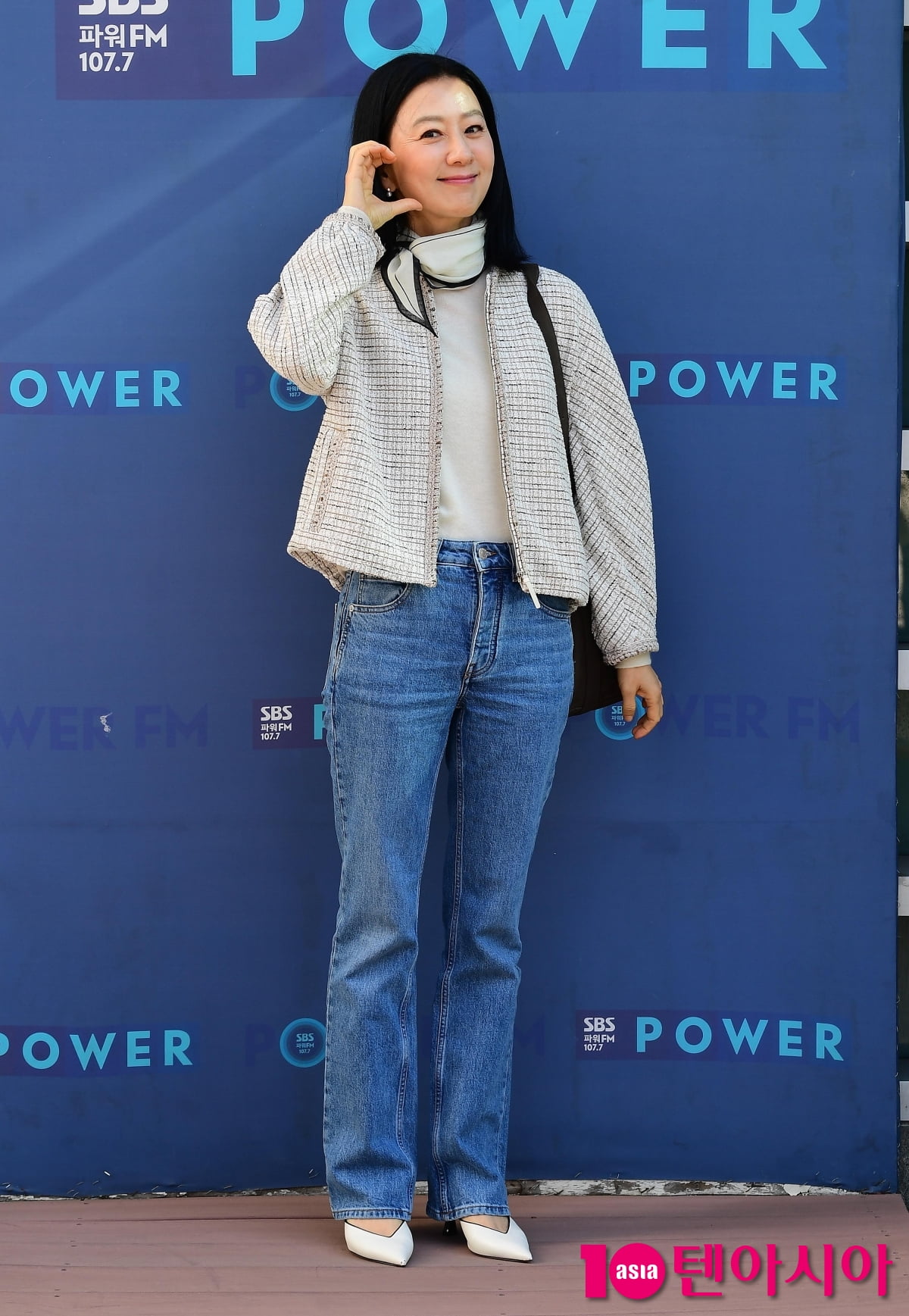 Kim Hee-ae, wearing spring... Jeans + white t-shirt is enough 
