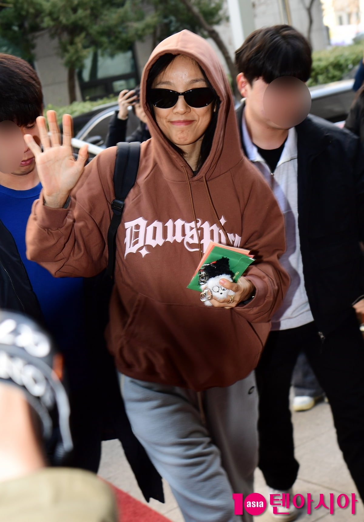 Hyori Lee, a strong sister who knows how to feel, on her way to work...beautiful smile