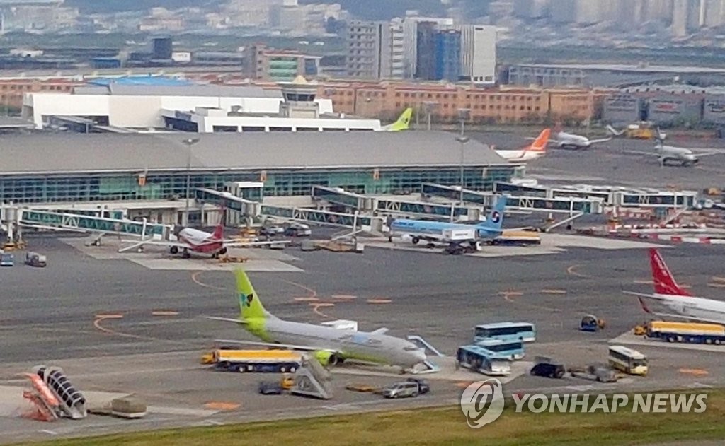 김해공항 이용객 70%는 저비용항공사 탔다…국제선은 82%