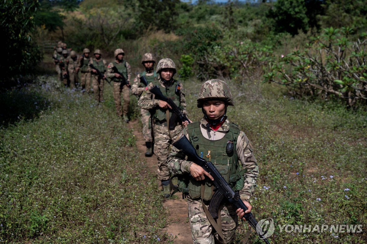 [미얀마 쿠데타 3년] ① 저항세력 총공세에 군정 수세…붕괴 전망은 '시기상조'