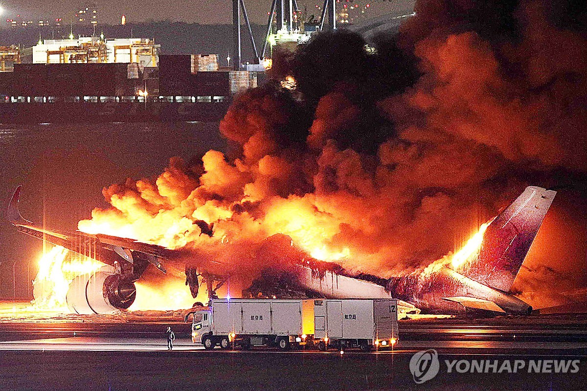 하마터면 대참사…日화재여객기 승객 "기내, 연기로 지옥같았다"