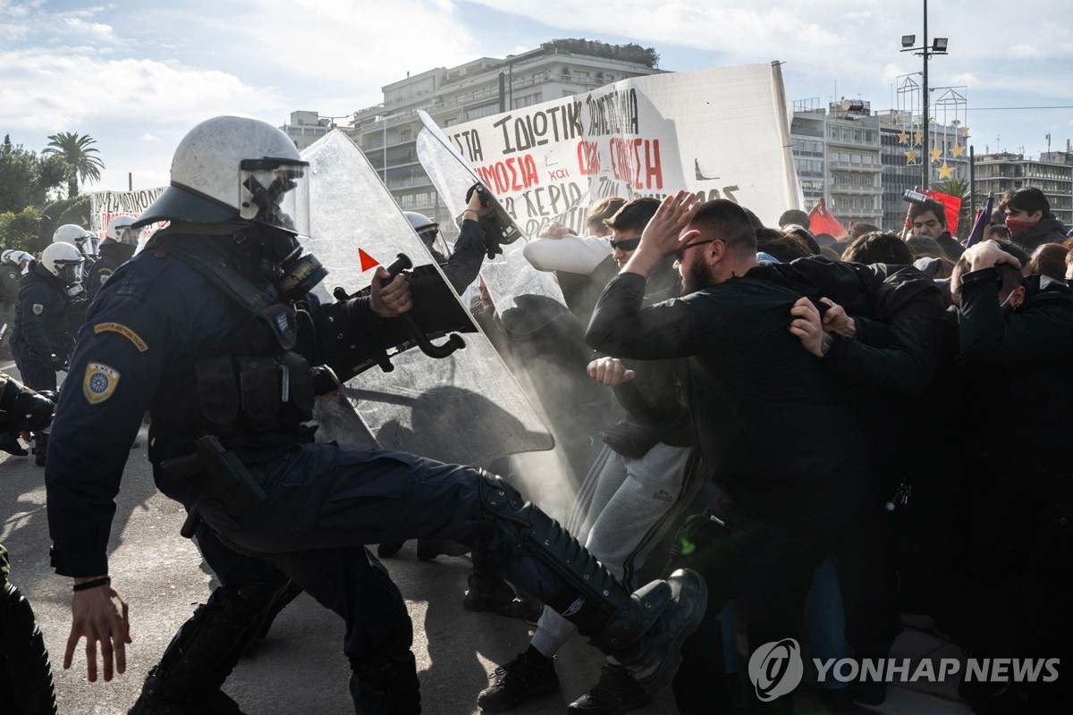 "사립대 설립 반대" 그리스 대학생 수천명 항의 시위