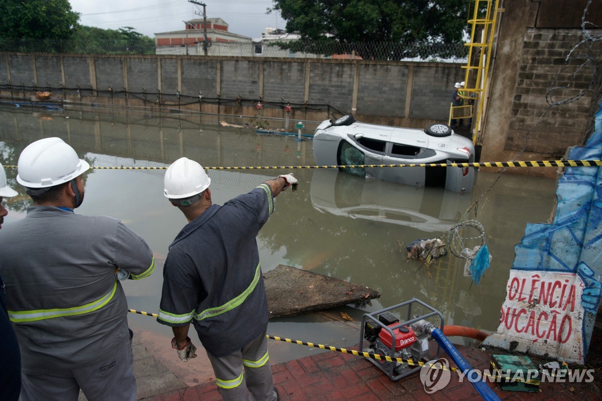 폭우 강타 브라질 "11명 사망·실종"…노인 휴지통에 태워 구조
