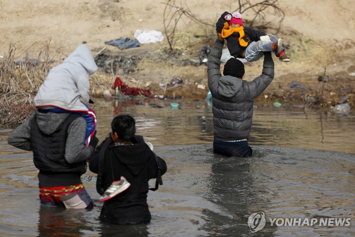 망명 '밀물'에 미 이민법원 마비될판…300만건 심사중