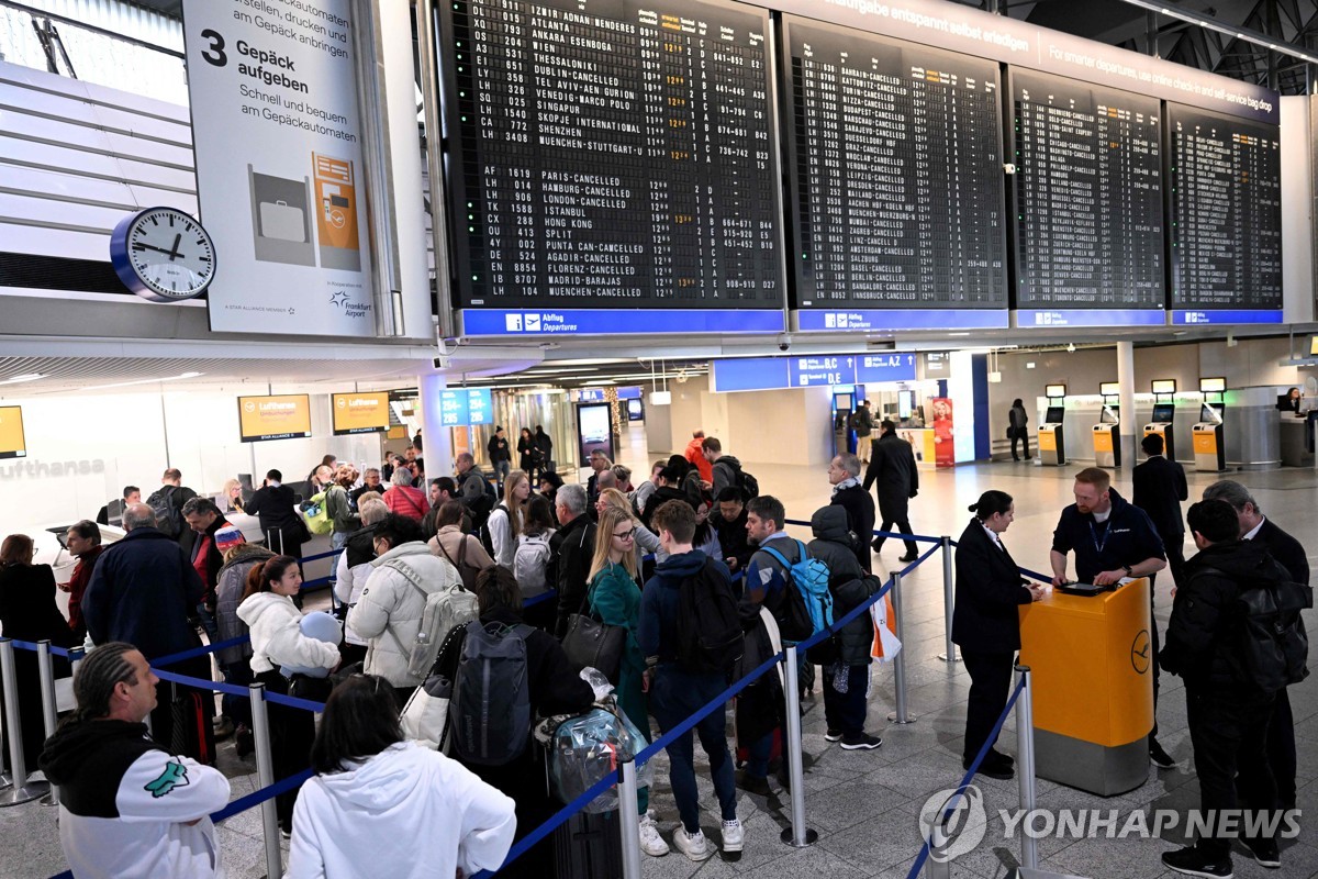 얼어붙은 유럽·미국…독일 공항 마비, 미국서 벌써 33명 사망