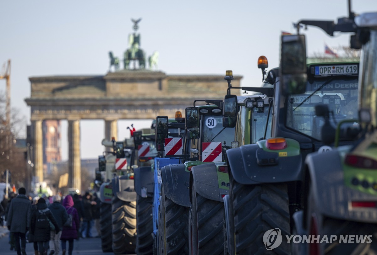 트랙터로 아우토반 봉쇄…독일 전역 시위·파업에 몸살