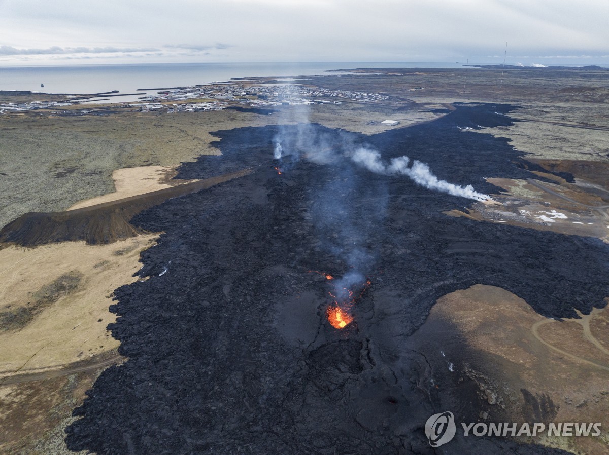 [월드&포토] 아이슬란드 화산 분화…마을 덮친 용암