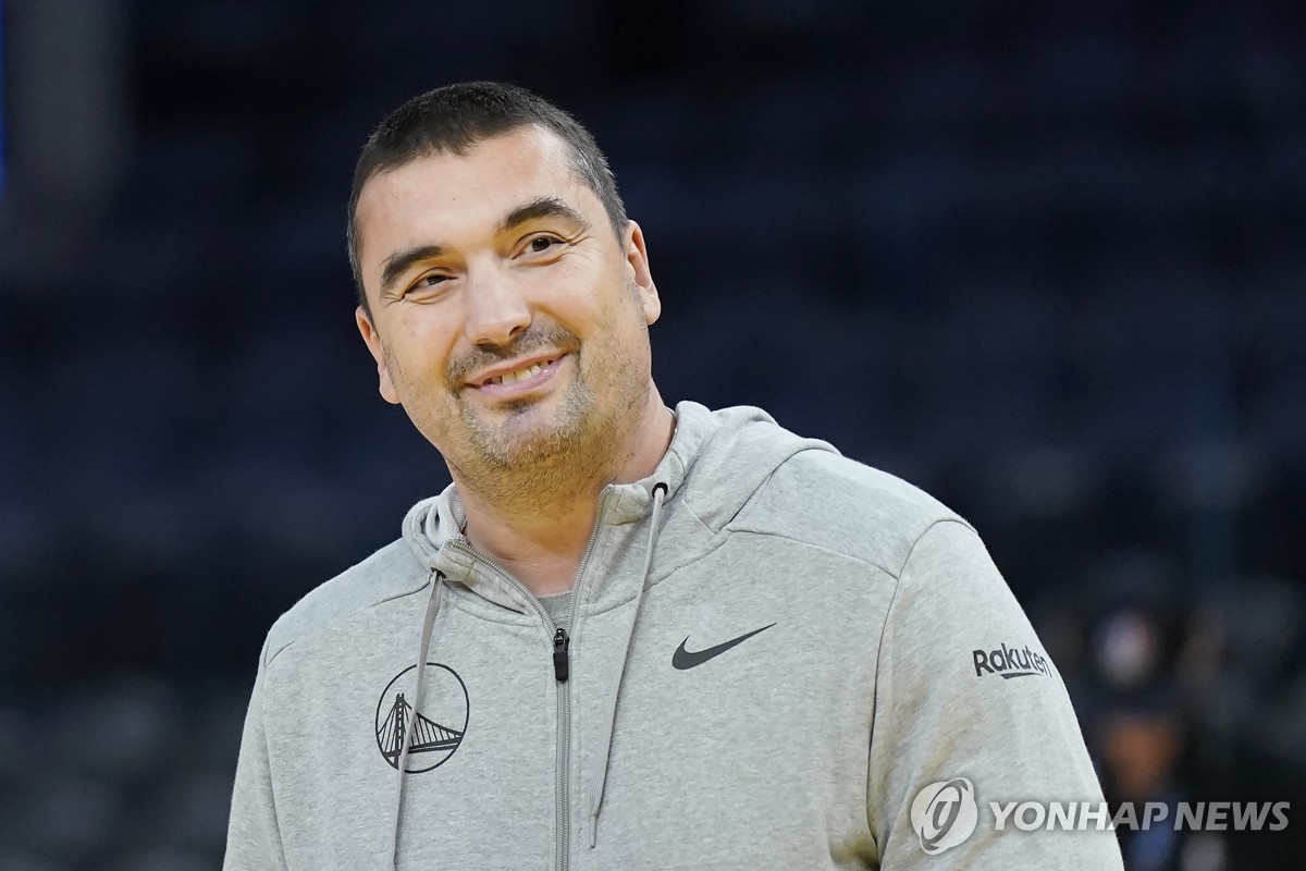 NBA 골든스테이트 코치, 심장마비로 사망…경기도 연기