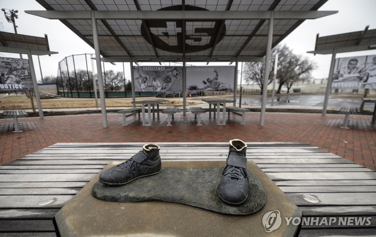 도난당한 MLB 첫 흑인선수 로빈슨 동상, 방화로 불탄 채 발견