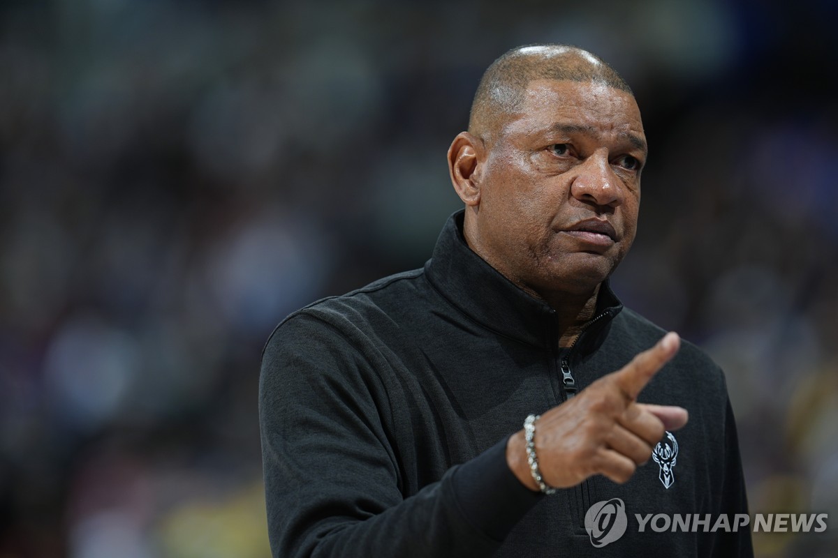 NBA 밀워키, 리버스 감독 데뷔전 패배…덴버 요키치 맹활약