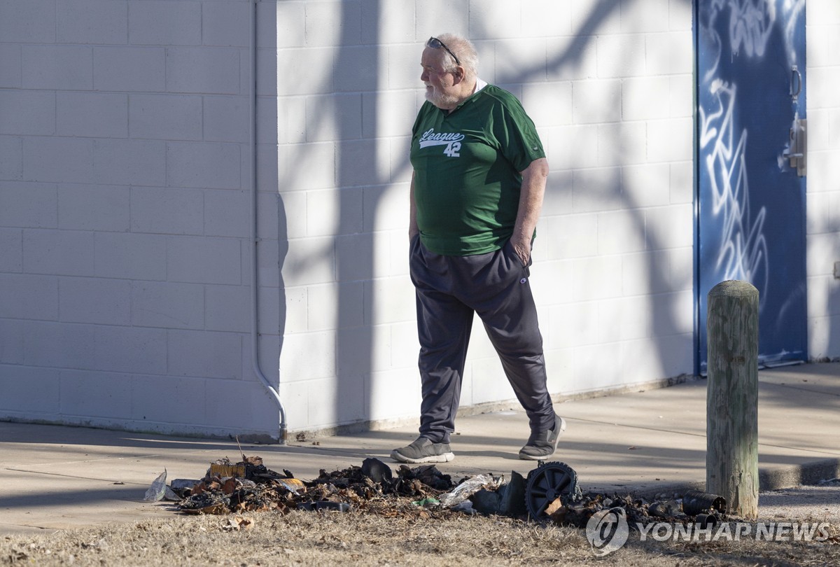 도난당한 MLB 첫 흑인선수 로빈슨 동상, 방화로 불탄 채 발견