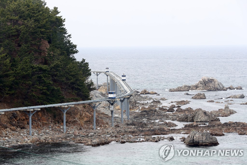 울진 스카이레일 전동차 연기나 운행 중단…"배터리 과열" 추정