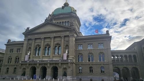 젤렌스키 방문한 스위스 "러 연계 해커, 정부 웹사이트 공격"