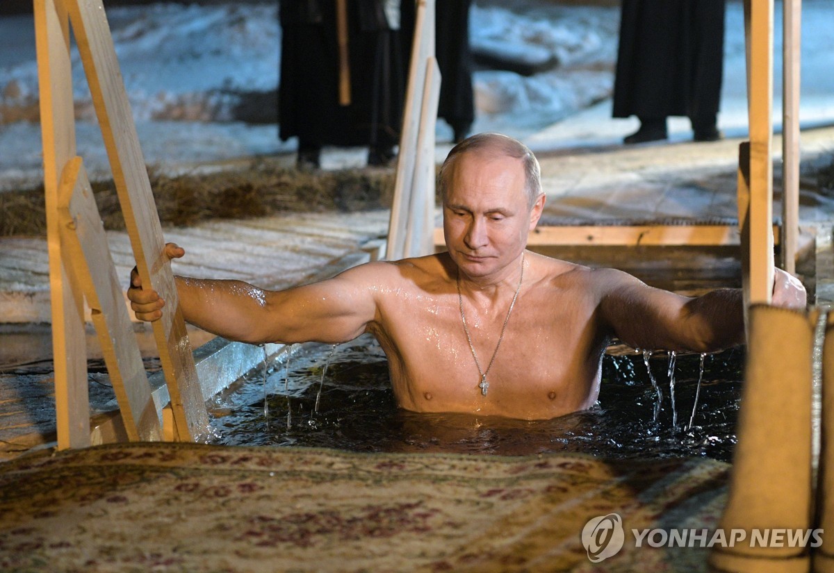 71세 푸틴, 영하 날씨에 '얼음물 입수' 풍덩…건강이상설 불식(종합)