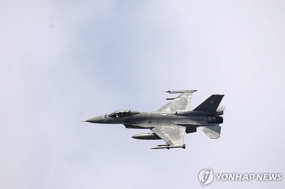 폴란드, 우크라에 러 미사일 쏟아지자 F-16 4대 국경 급파