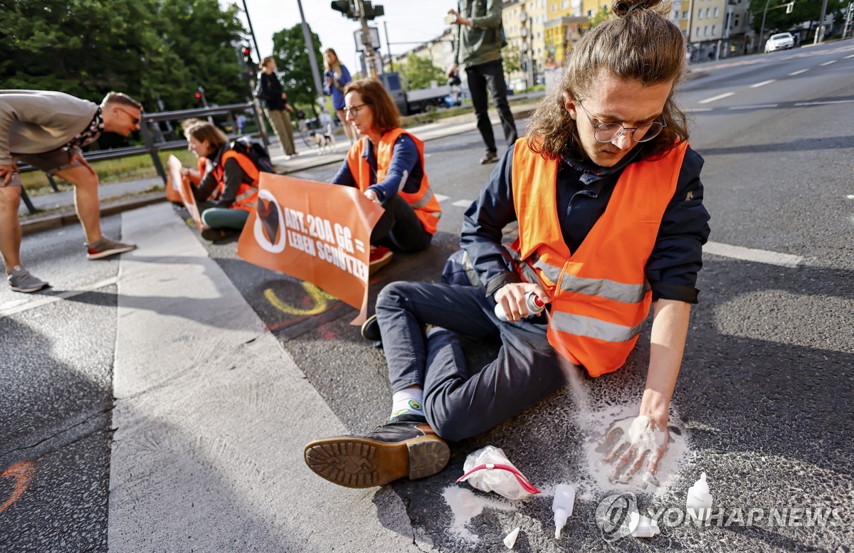 독일 기후운동단체 "접착제·도로봉쇄 시위 접겠다"