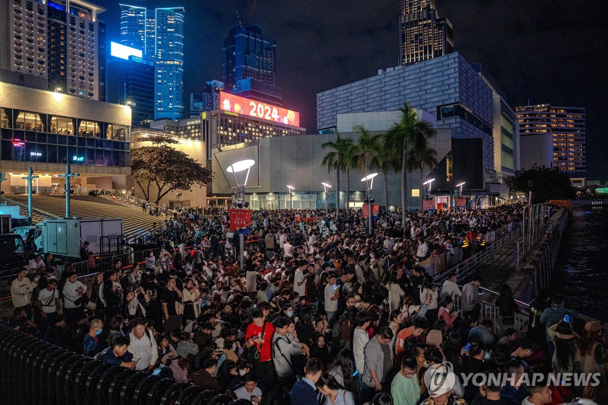 홍콩, 5년만 새해맞이 불꽃놀이 48만명 운집…"경제 나아지길"