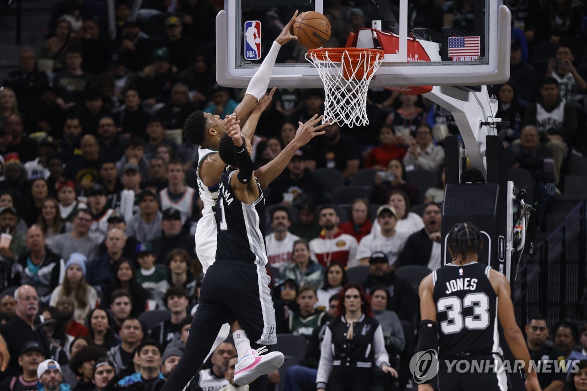 아데토쿤보 44점 폭발…NBA '신인류' 웸반야마에 판정승