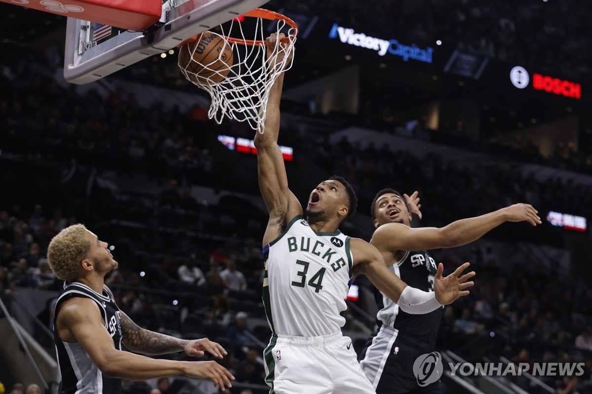 아데토쿤보 44점 폭발…NBA '신인류' 웸반야마에 판정승