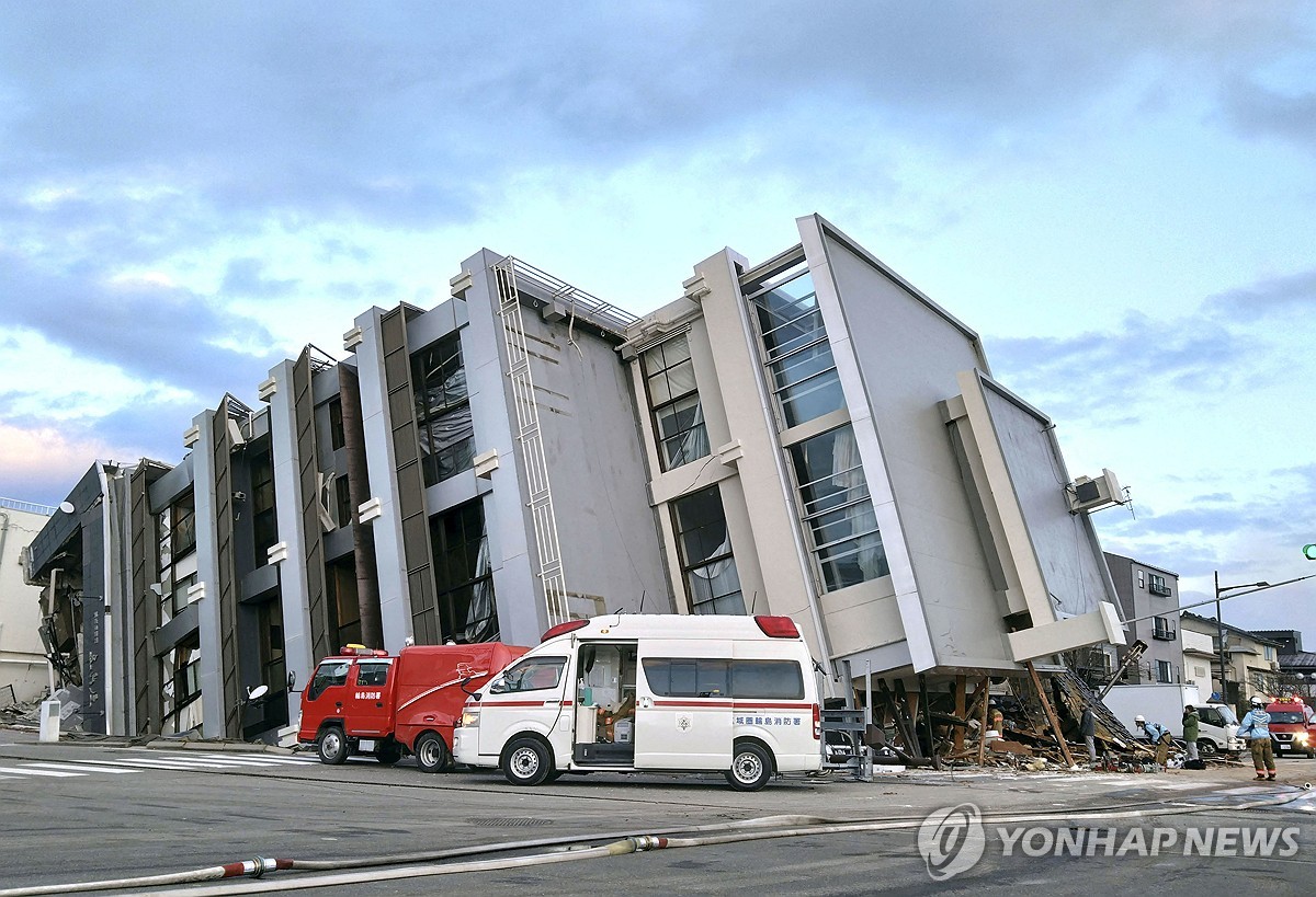 日강진에 힘없이 쓰러진 7층건물…"집은 파손, 도로는 갈기갈기"