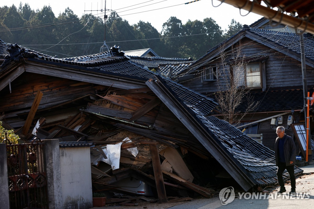 日강진에 힘없이 쓰러진 7층건물…"집은 파손, 도로는 갈기갈기"