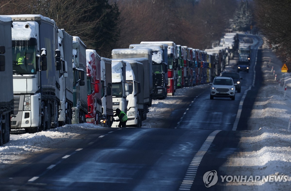 폴란드 운송업자들, 우크라 국경봉쇄 시위 중단