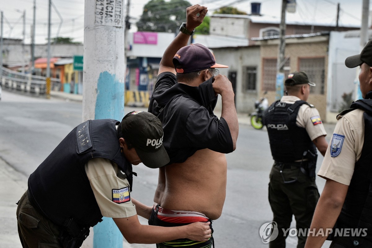 '무법천지' 에콰도르…TV 생방송 중 괴한들 난입·진행자에 총구(종합2보)