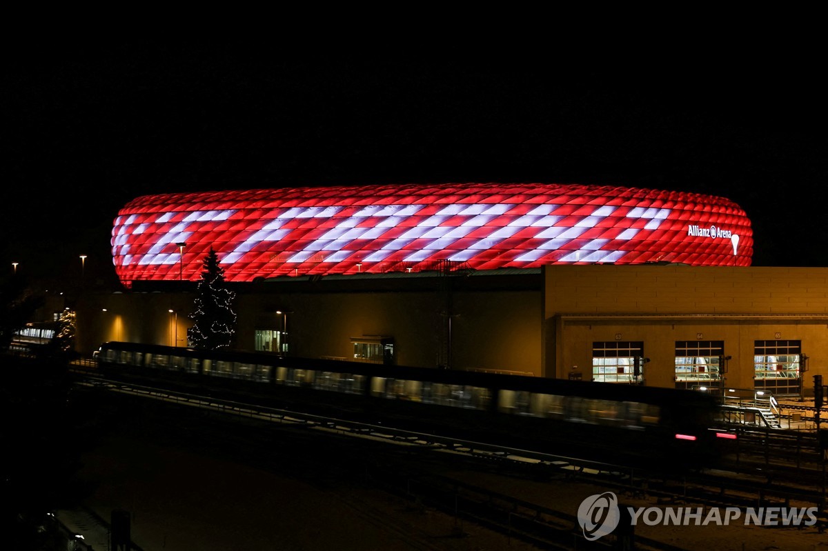 "고마워요, 베켄바워"…뮌헨 홈구장 물들인 추모 조명