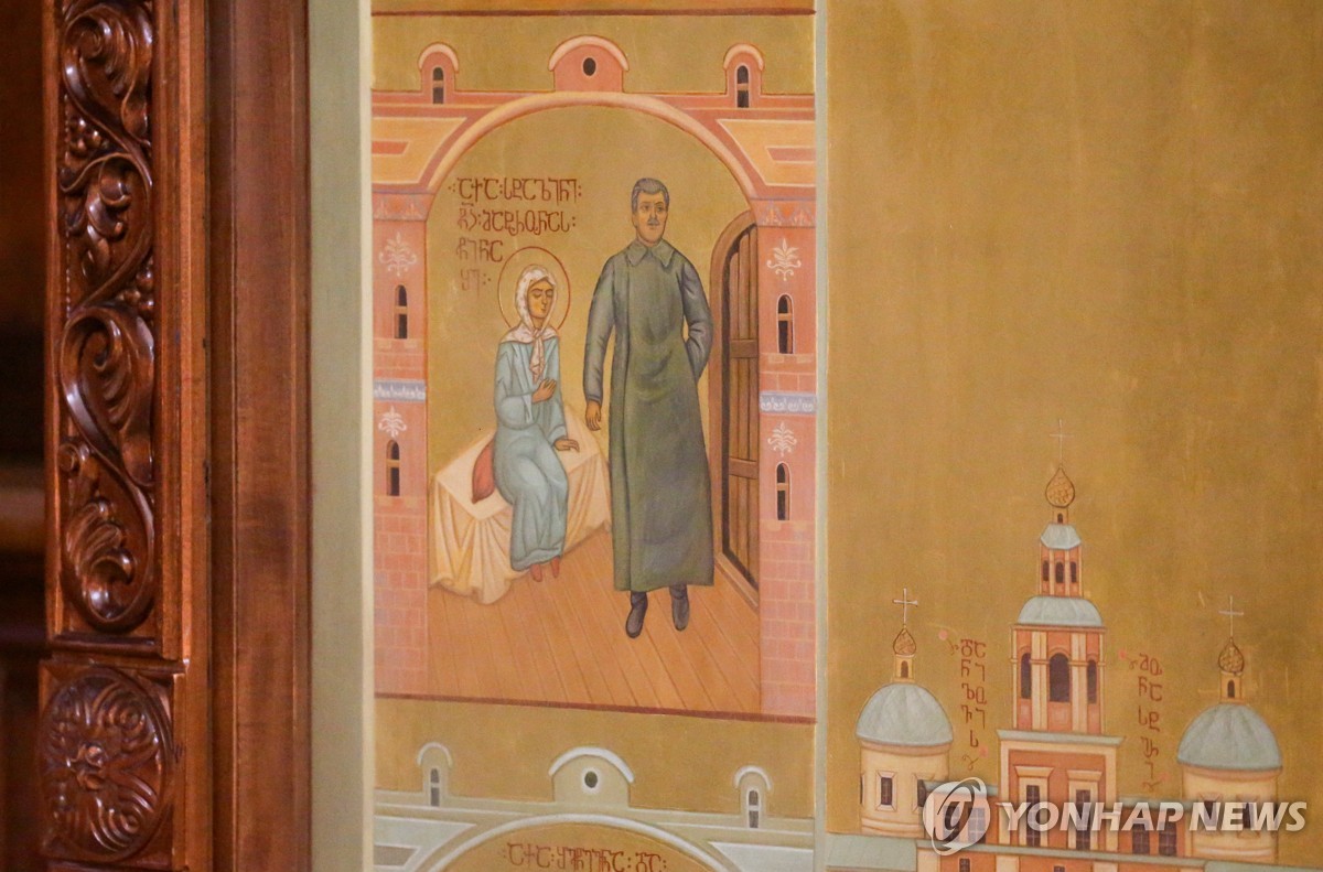 페인트 뒤집어쓴 스탈린 종교화…조지아 발칵