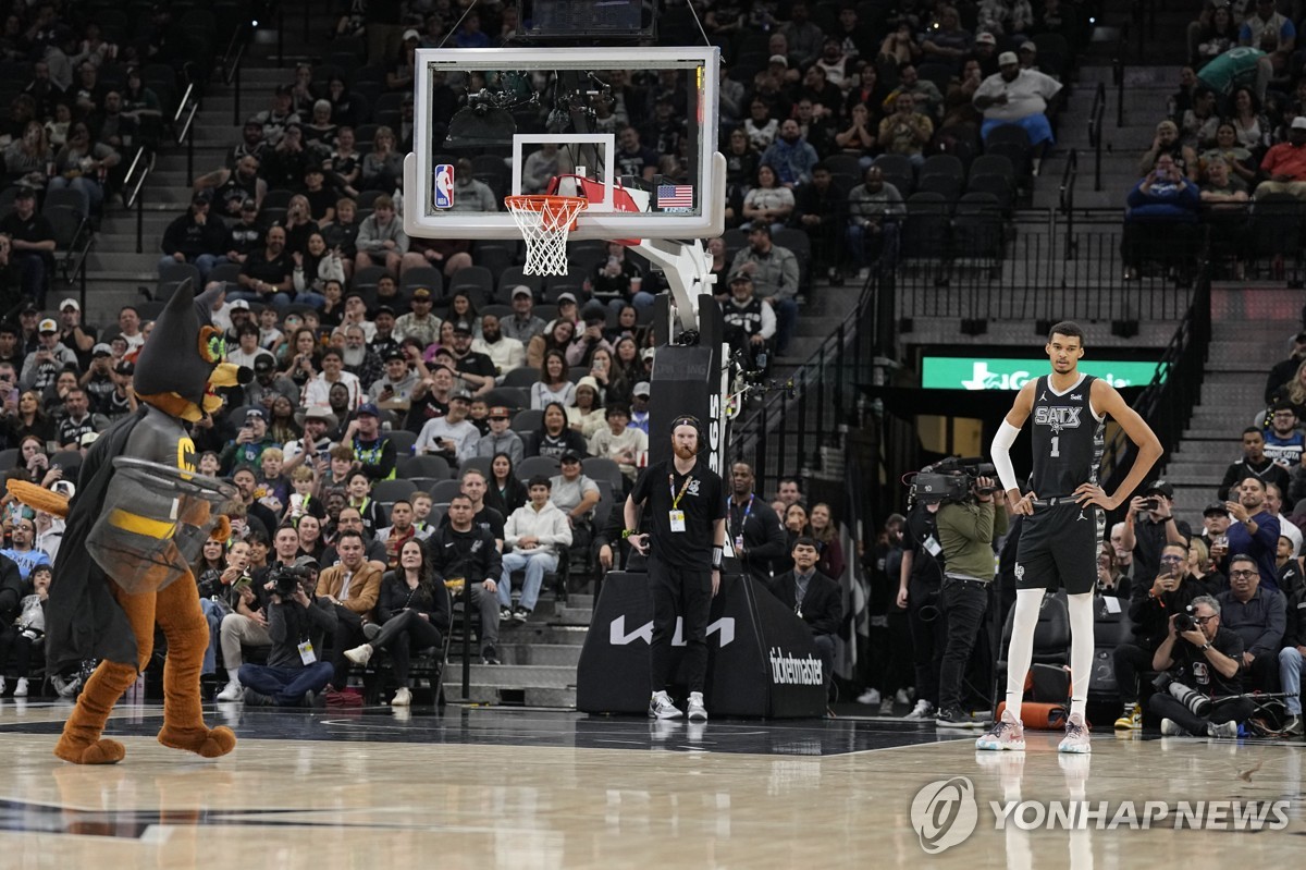 NBA 코트 난입한 박쥐, 배트맨 옷 입은 스퍼스 마스코트에 생포