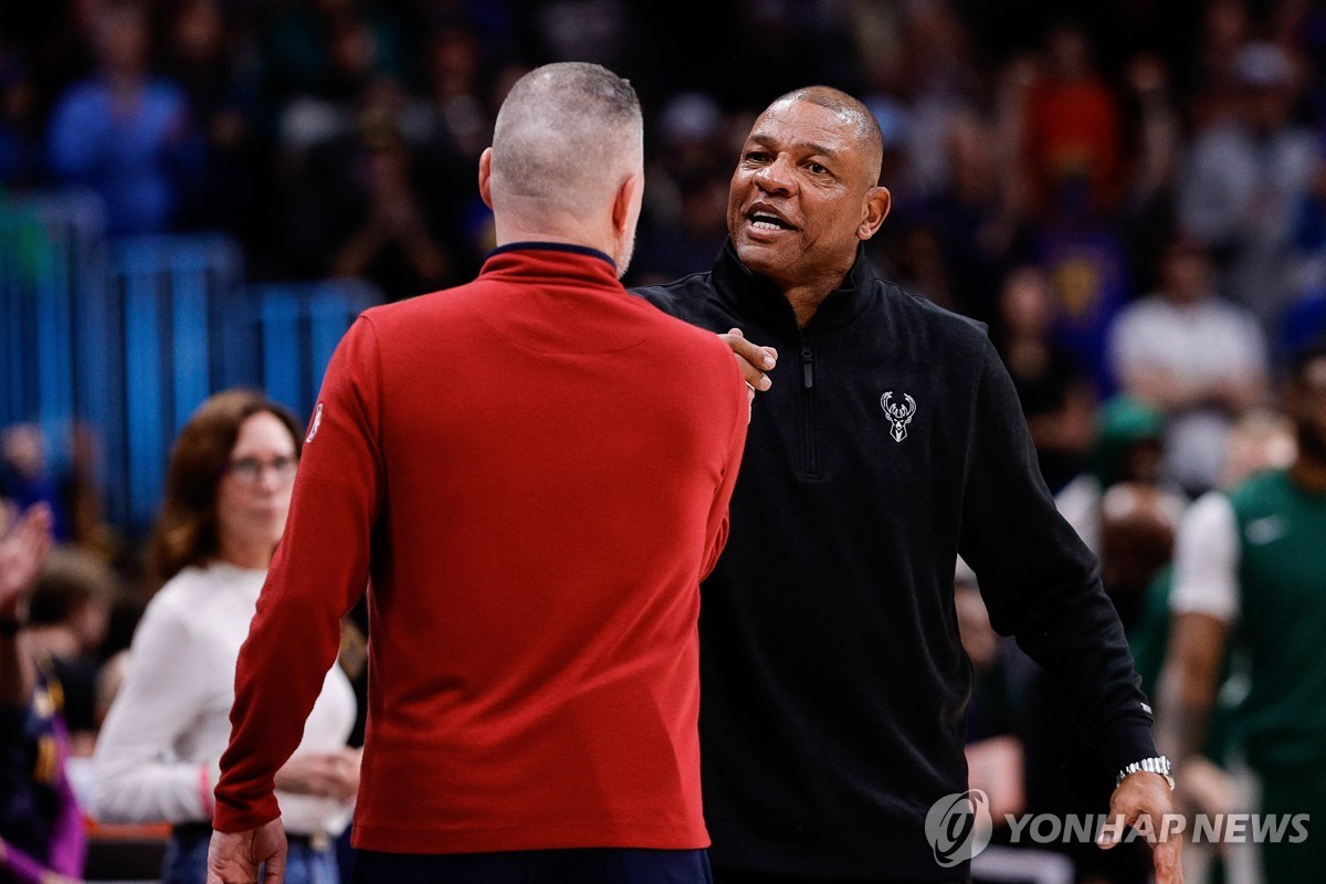 NBA 밀워키, 리버스 감독 데뷔전 패배…덴버 요키치 맹활약