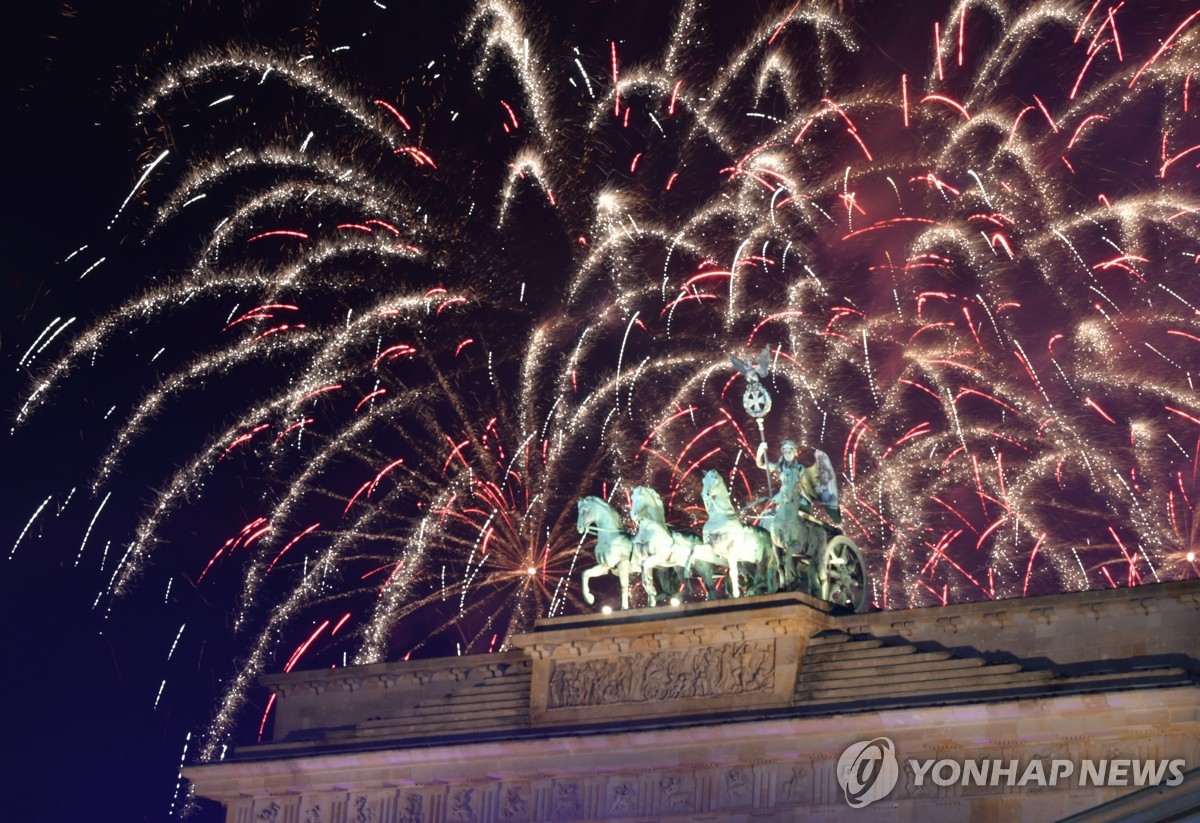 불꽃놀이와 포성…같은날 다른 풍경 지구촌 새해맞이(종합)