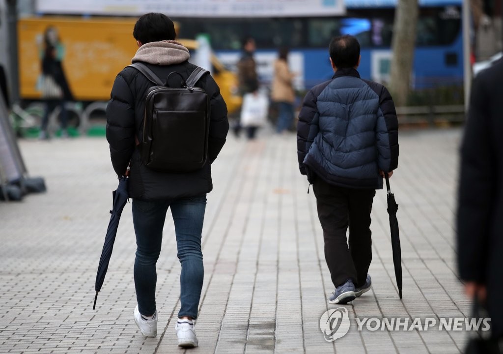 [내일날씨] 전국 흐리고 비·눈…낮 최고 13도 포근