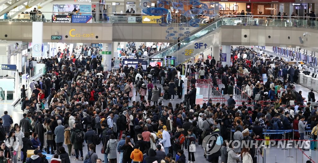 김해공항 작년 12월 이용객 70만4천여명…코로나 이전 91% 수준