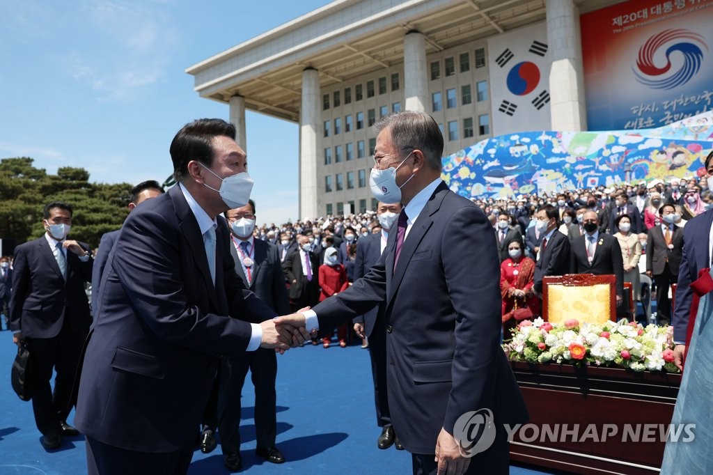 尹대통령, 문재인 전 대통령에게 생일 축하 난 보내